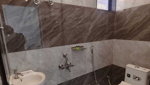 Doppia Standard, balcone, vista collina | Bagno
