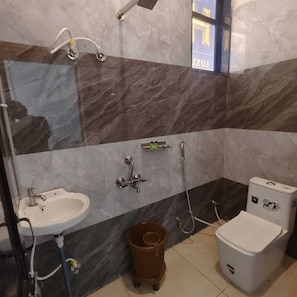 Habitación doble estándar, balcón, vista a la colina | Baño | Regadera, toallas, jabón, shampoo