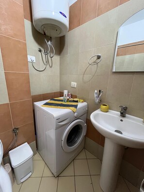 Toallas, jabón, papel de baño 