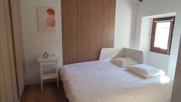 Iron/ironing board, WiFi, bed sheets