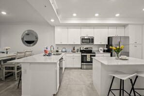 Coffee/tea maker, fridge, microwave, oven