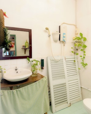 Secador de pelo, toallas, papel higiénico