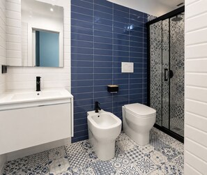 Dusche, Haartrockner, Bidet, Handtücher