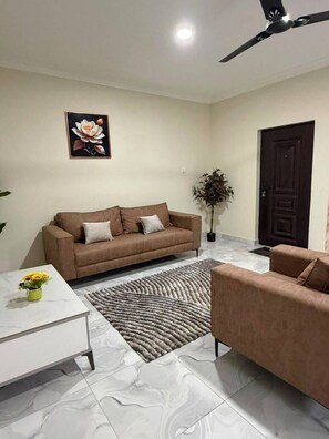 Comfort Apartment, Balcony | Soundproofing, iron/ironing board, free WiFi - Coconut Gardens (Ogbodjo)