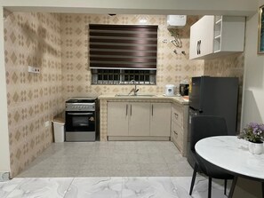 Großer Kühlschrank, Mikrowelle, Ofen, Herdplatte