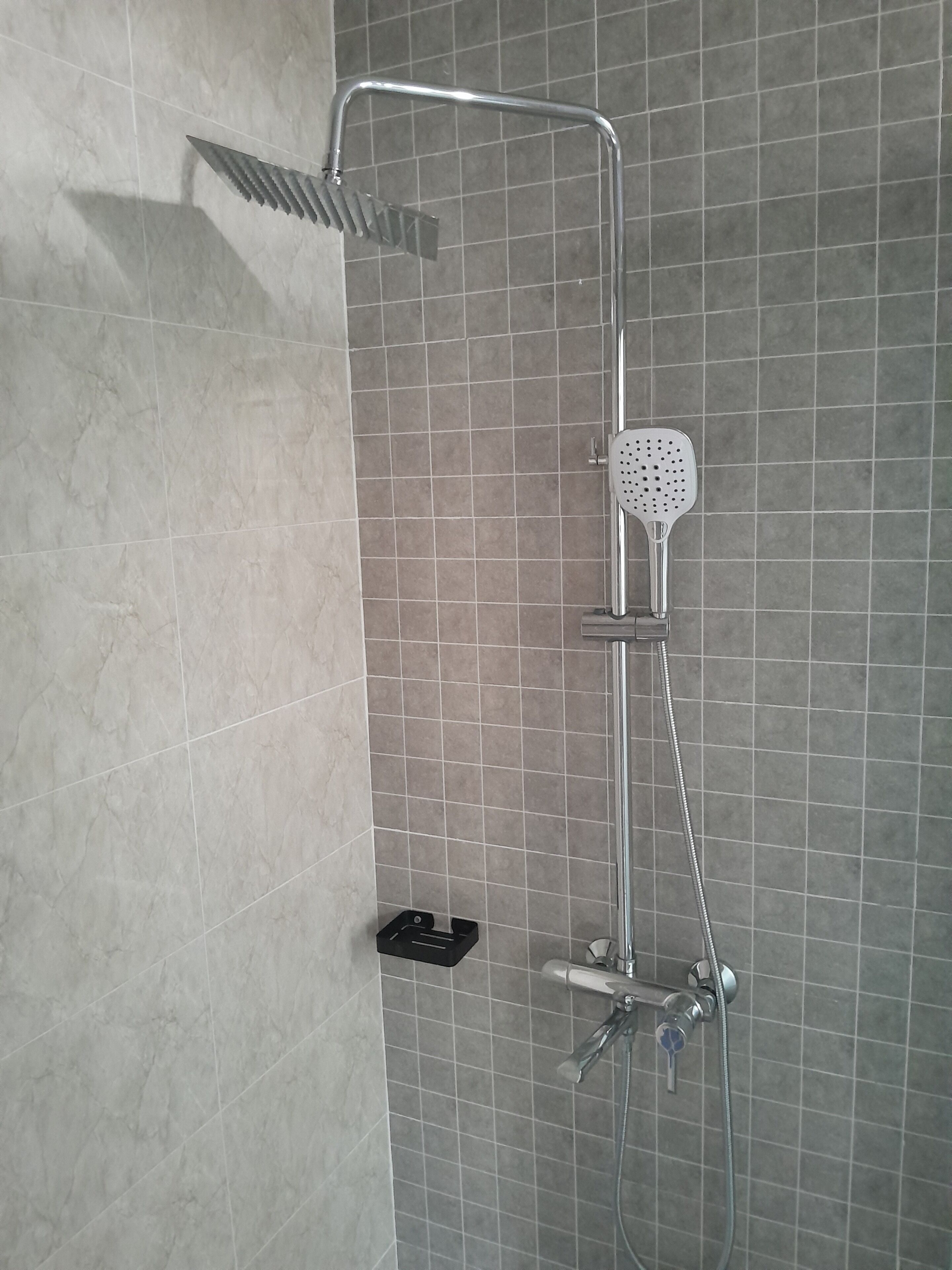 Badewanne und Dusche (separat), Handtücher, Seife, Toilettenpapier