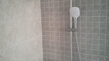 Badewanne und Dusche (separat), Handtücher, Seife, Toilettenpapier