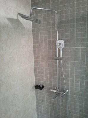 Badewanne und Dusche (separat), Handtücher, Seife, Toilettenpapier