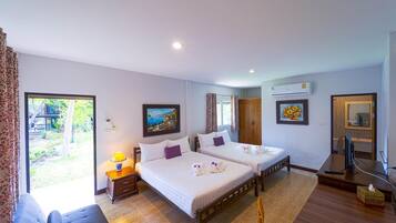 Family Villa, Garden View | Langsir/tirai gelap terus, seterika/papan seterika, Wi-fi percuma