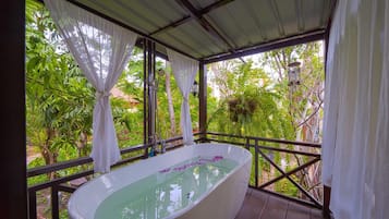 Vila Superior, pemandangan kebun | Bathtub spa outdoor