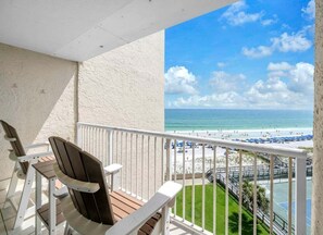 A balcony with a view of a beach and a tennis court. - (621) Gulf-Front Condo on 6th Floor, Sleeps 6, Kings, FREE Beach Service (Destin)