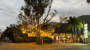 Um restaurante chamado 'Hill Side Ella', com entrada visível e área de estacionamento.