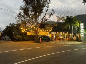 Un restaurant anomenat 'Hill Side Ella' amb una entrada visible i una zona d'aparcament.