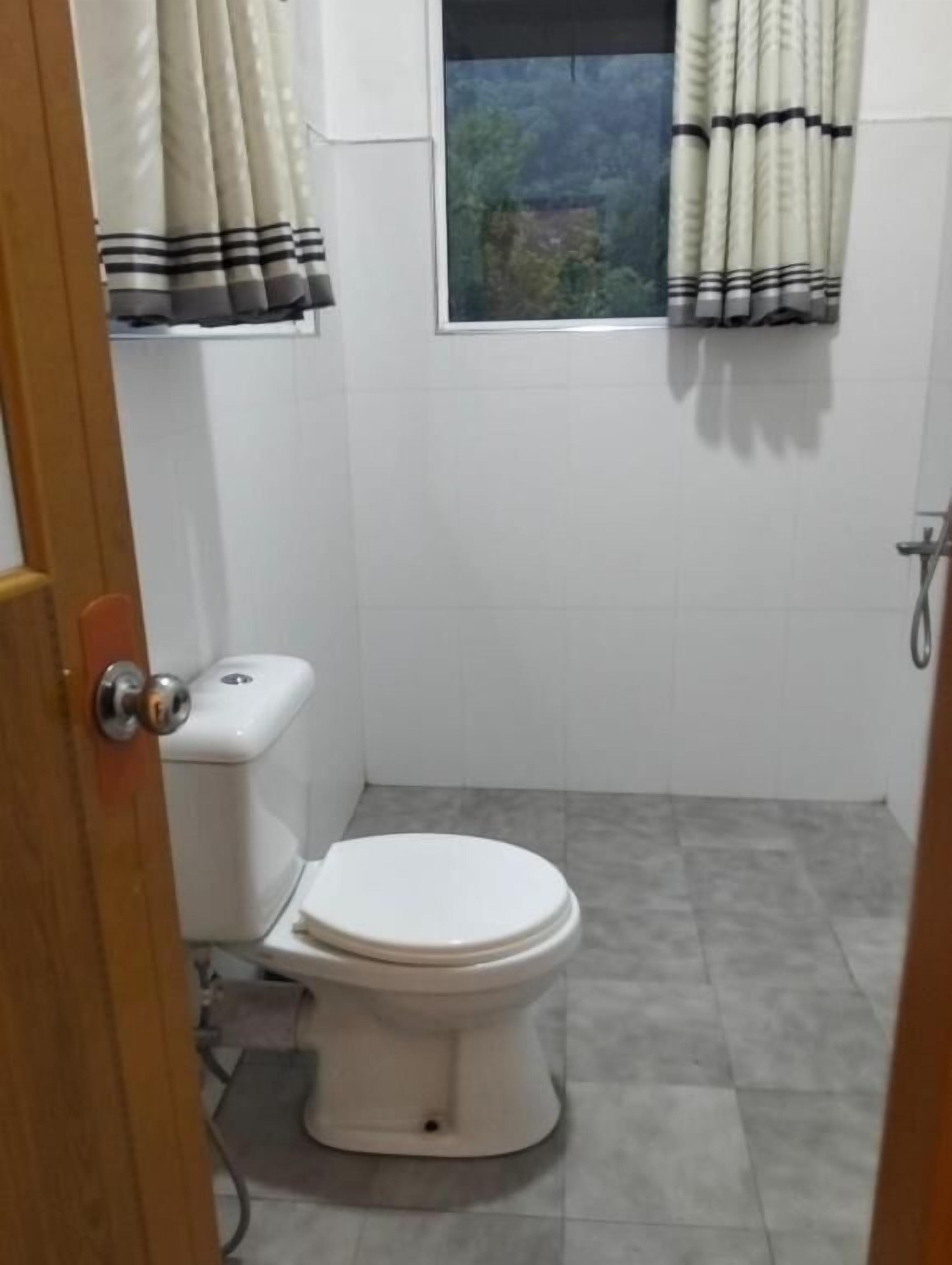Shower, free toiletries, shampoo, toilet paper