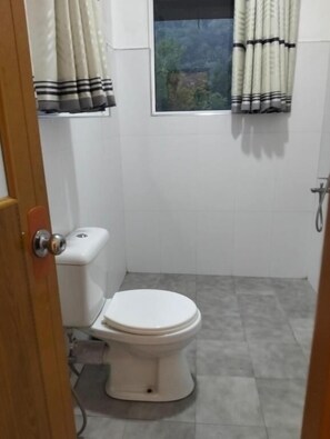 Shower, free toiletries, shampoo, toilet paper - HILL SIDE RESORT - Ella (Ella)