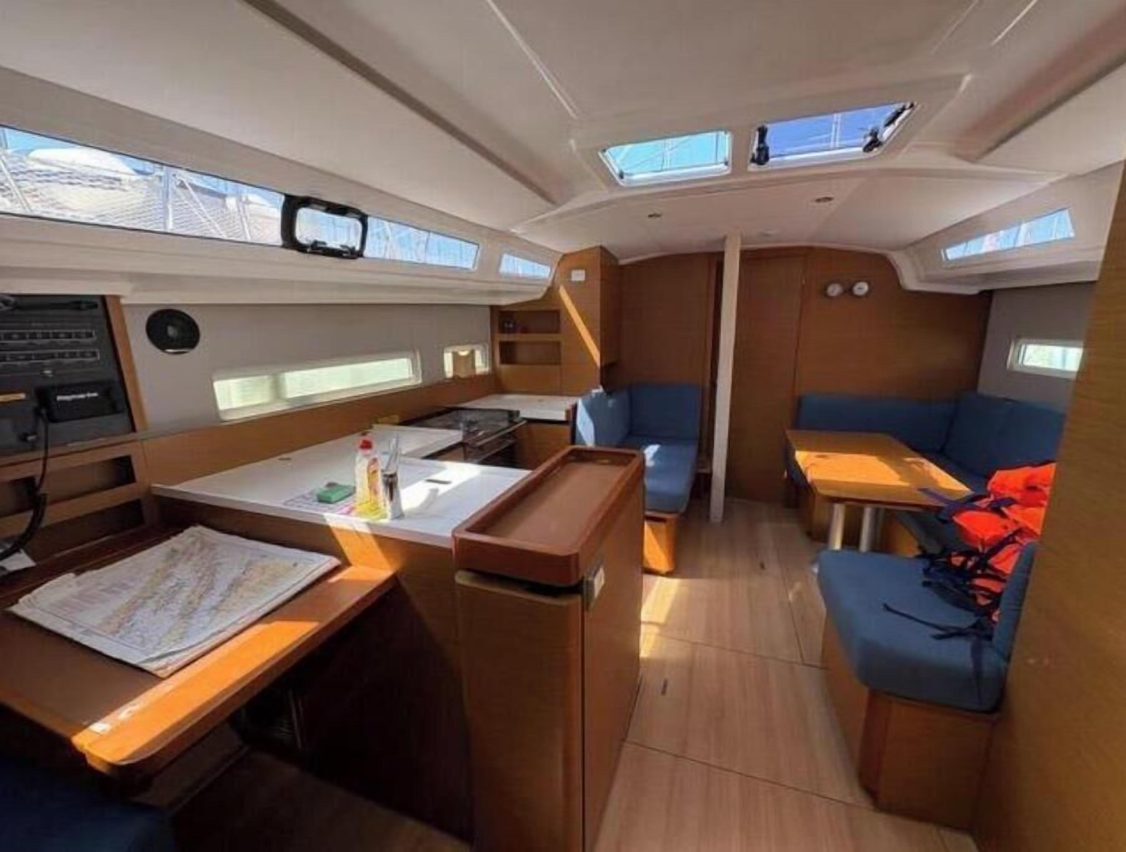 Un intérieur compact comprenant un coin repas, une petite cuisine et un espace salon.