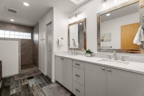 Shower, hair dryer, towels, soap - The Treehouse -- a child & dog friendly home in Sunriver (Sunriver)