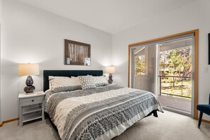 5 bedrooms, iron/ironing board, free WiFi, bed sheets - The Treehouse -- a child & dog friendly home in Sunriver (Sunriver)