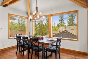 Dining - The Treehouse -- a child & dog friendly home in Sunriver (Sunriver)