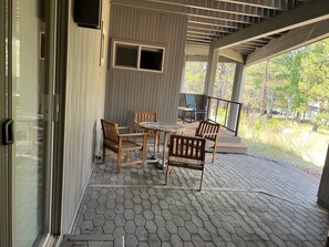 Outdoor dining - The Treehouse -- a child & dog friendly home in Sunriver (Sunriver)