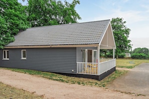 A single-story, grey building with a tiled roof and a small porch. - Host Stay Robin Lodge (Great Yarmouth)