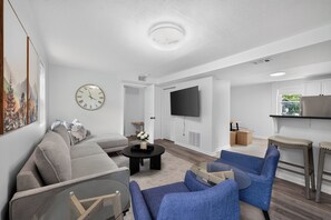 Living area - Downtown Mason 3BR/2BR Home close to I-71/Kings Island/Tennis/VoA (Mason)