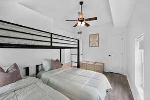 3 bedrooms, iron/ironing board, WiFi, bed sheets - Downtown Mason 3BR/2BR Home close to I-71/Kings Island/Tennis/VoA (Mason)