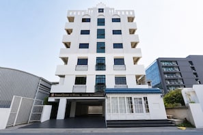 Exterior - RoomQuest Ratchada AI Hotel Opsian Technologies (Bangkok)
