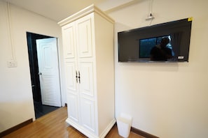 Standard Double Room, Balcony | Interior - RoomQuest Ratchada AI Hotel Opsian Technologies (Bangkok)