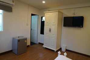Standard Double Room, Balcony | Interior - RoomQuest Ratchada AI Hotel Opsian Technologies (Bangkok)