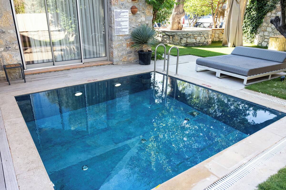 Villa Confort, patio, vista al jardín | Alberca | Alberca al aire libre por temporada