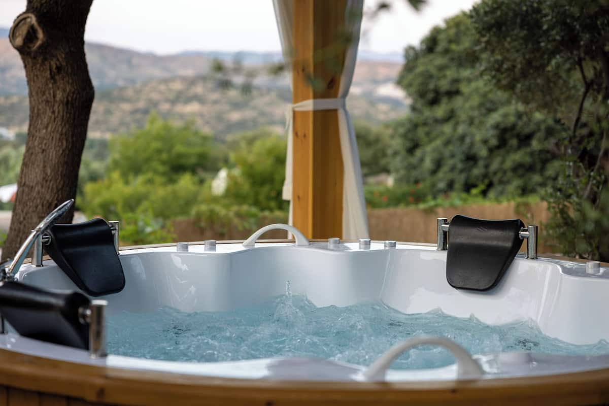 Suite Confort, patio, vista a la montaña | Tina de hidromasaje al aire libre