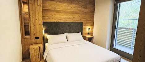 2 bedrooms, travel crib, WiFi (free)