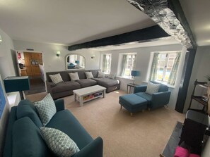 TV, fireplace, books - April Cottage Seasonal Pool & all year Hot Tub (Hordle)