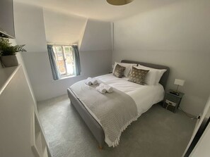 4 bedrooms, iron/ironing board, WiFi, bed sheets - April Cottage Seasonal Pool & all year Hot Tub (Hordle)