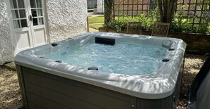 Outdoor spa tub - April Cottage Seasonal Pool & all year Hot Tub (Hordle)