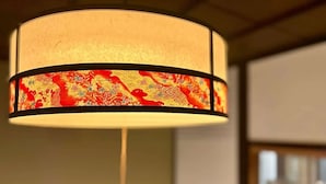 Een hanglamp met een decoratieve lampenkap.