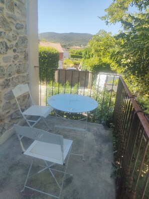 Outdoor dining - Vrbo Property (Cazilhac)