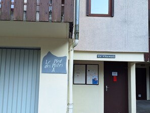 A building with a sign reading 'Le Pied des Pistes A' and another sign above the door reading 'Le Chamoi'. - Apartment for 2 to 6 people at the base of the slopes (Saint-Jean-d'Aulps)