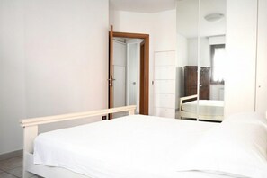 Room - P109 – Porto Recanati, two-bedroom apartment in the town centre, close to the beach (Porto Recanati)