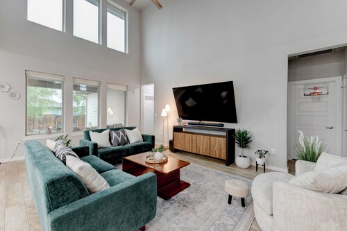 Easy Airport & I-35 Access: Modern Austin Home