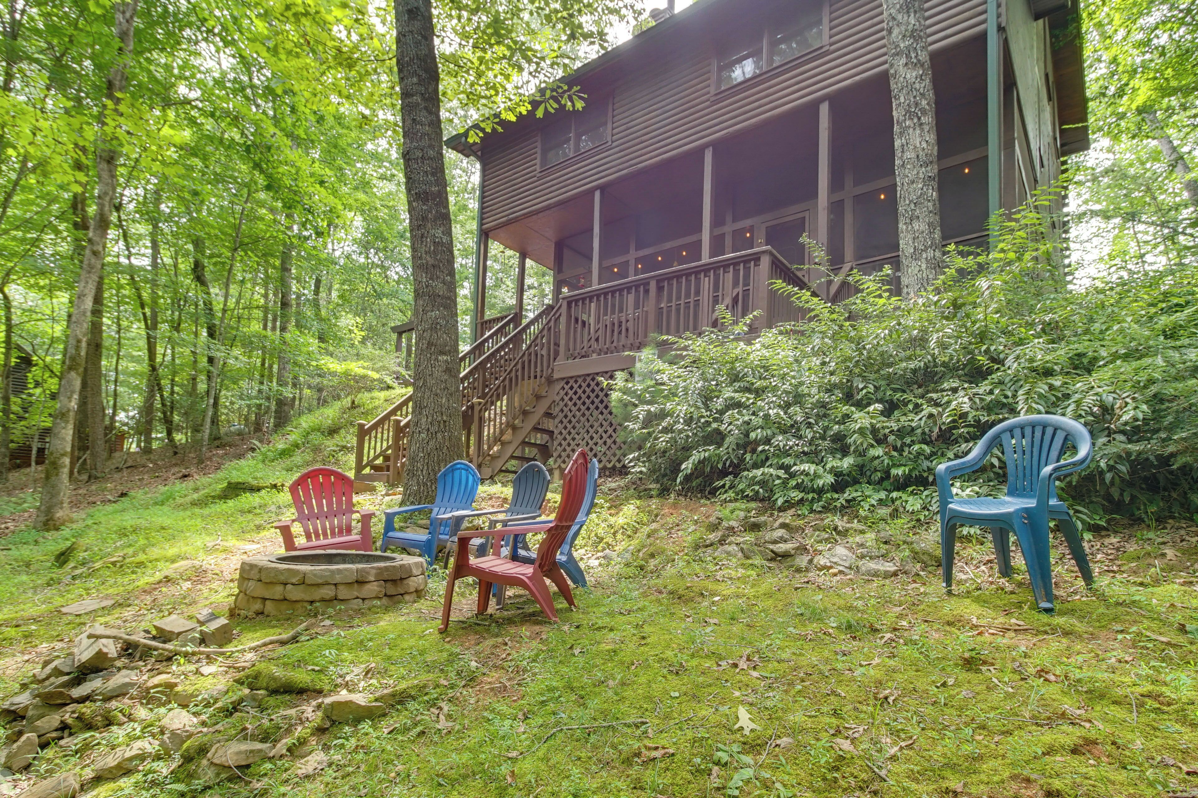 A cabin with a deck and outdoor seating area.