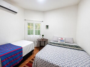 2 habitaciones, tabla de planchar con plancha, wifi y ropa de cama 