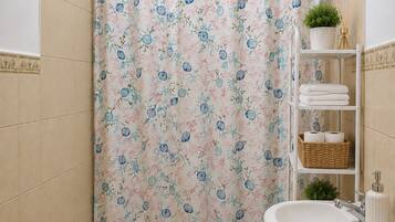 Regadera, toallas, jabón, papel de baño