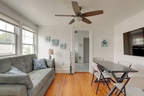 Interior - 5 Blocks to Sand! Pet-friendly Unit in Ocean Grove (Ocean Grove)