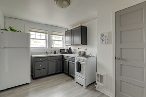 Interior - 5 Blocks to Sand! Pet-friendly Unit in Ocean Grove (Ocean Grove)