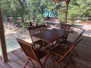 Familienbungalow, Balkon, Meerblick | Speisen im Freien