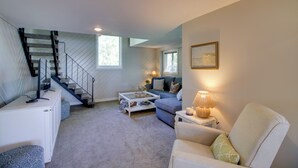 A living room with a staircase, a sofa set, a coffee table, and a lamp. - Family & Angler Friendly! Lake Minnewaska Retreat (Glenwood)