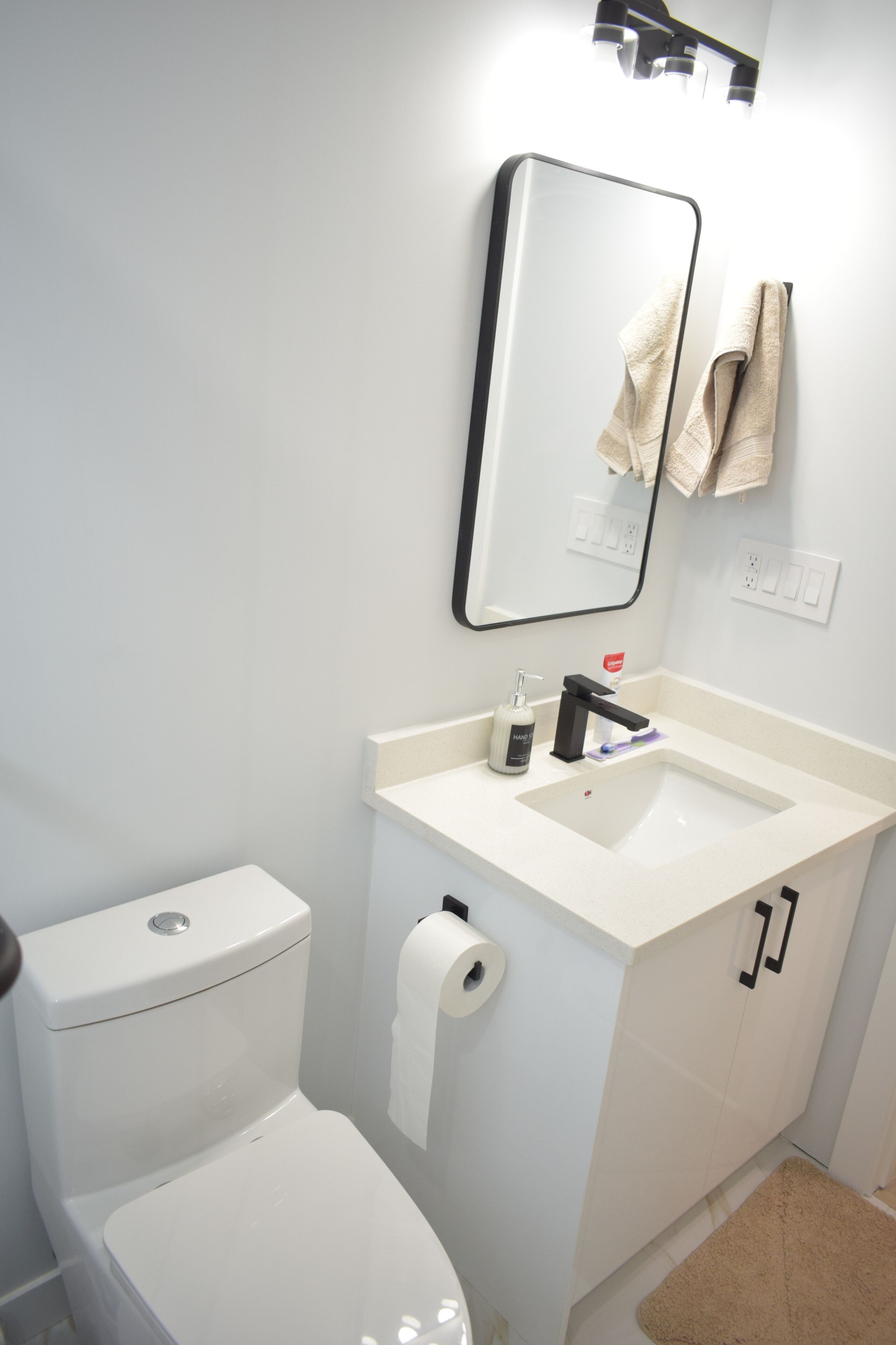Hårtørrer, håndklæder, Sæbe, Toiletpapir