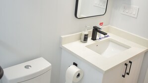 Een haardroger, handdoeken, zeep, toiletpapier